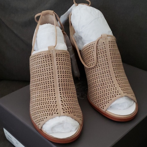 **BRAND NEW** Perfect Summer Sandal - Picture 2 of 4